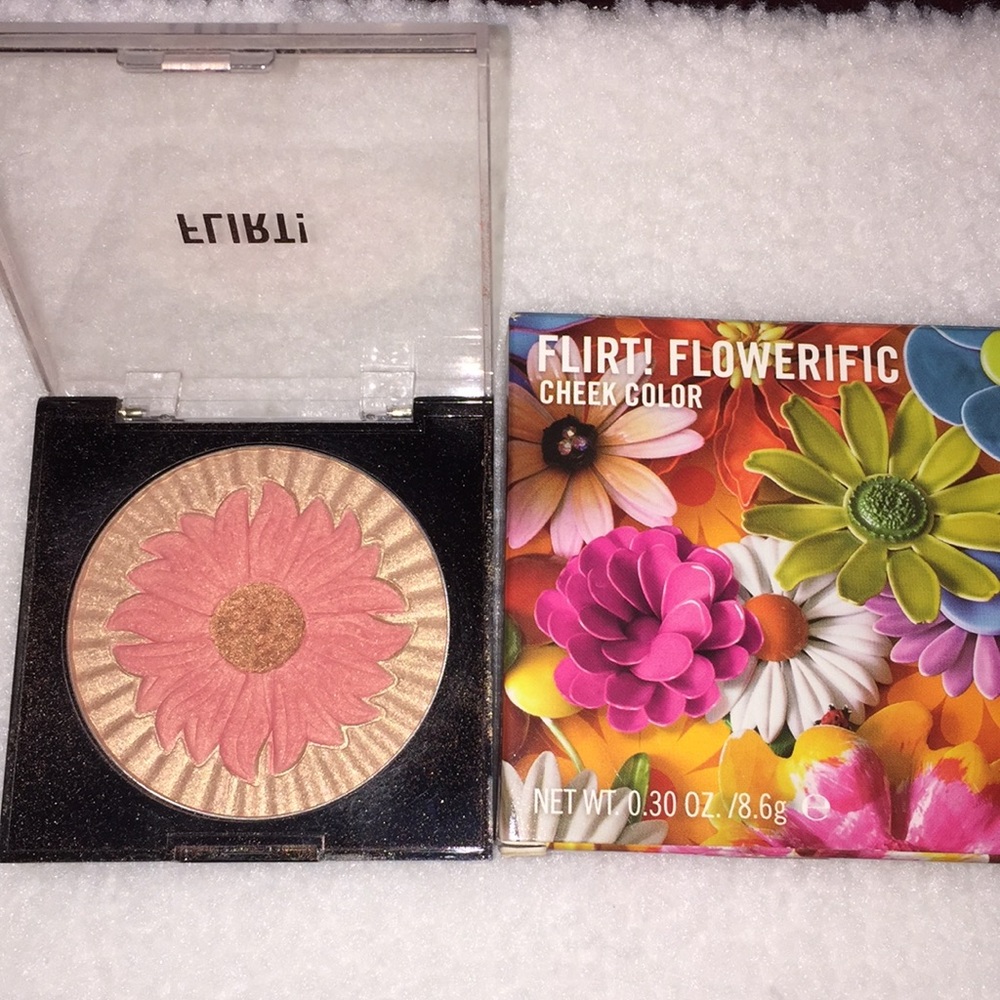 Flirt flowerific cheek color